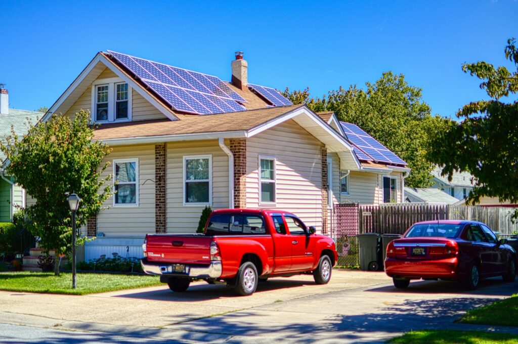 Dakonderhoud met zonnepanelen en wat je moet weten voor je begint